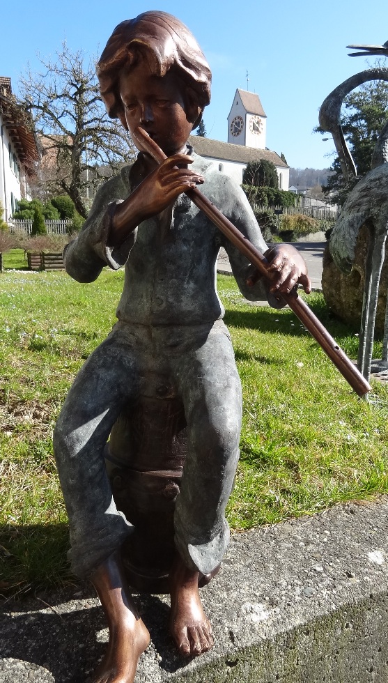 Bronzefigur Flötenspieler auf Fass