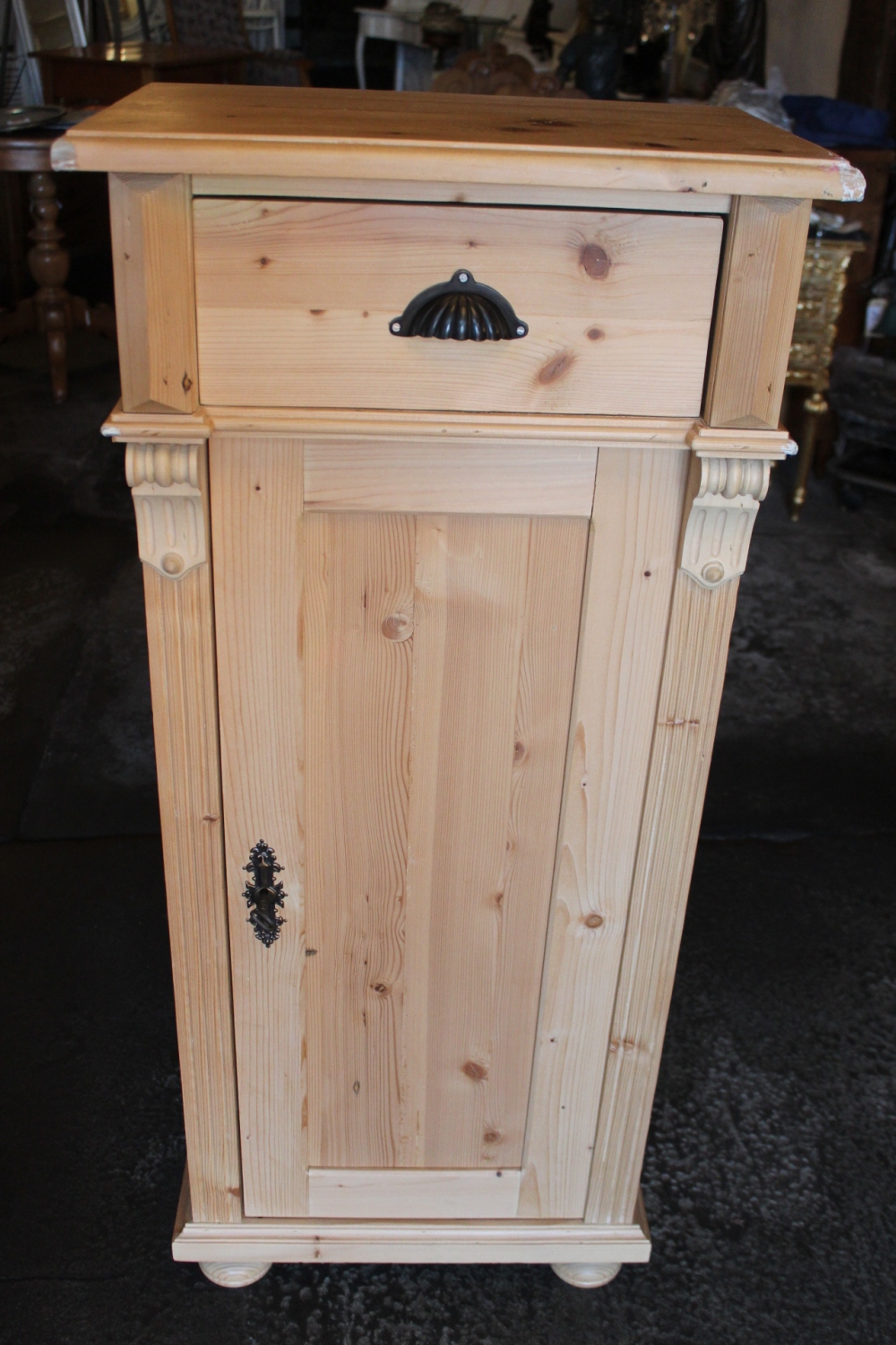 Schmaler Schrank / massiv Tanne