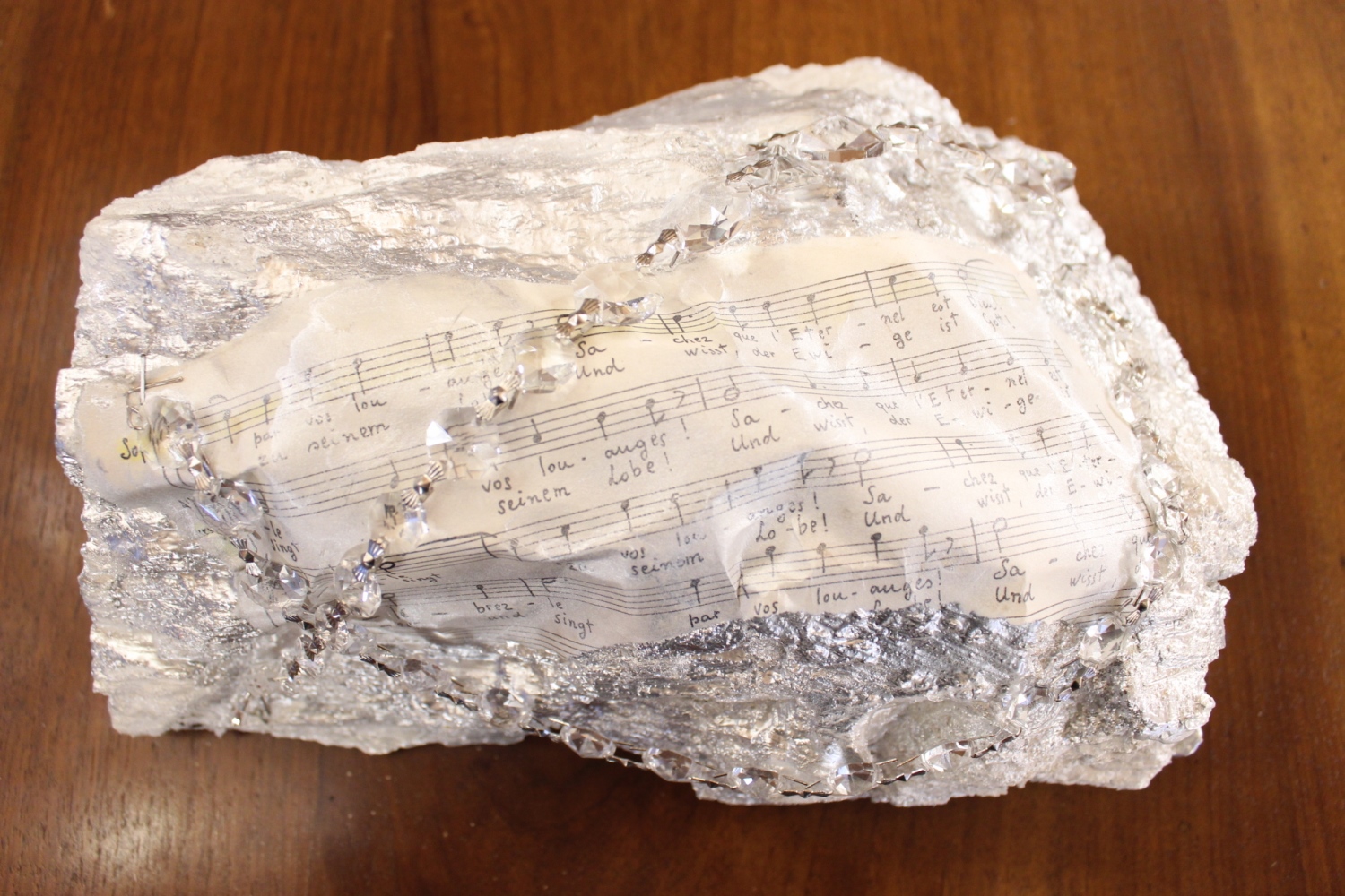 Grosse Holzwurzel Silber-weiss mit Notenausschnitt und Kristallen
